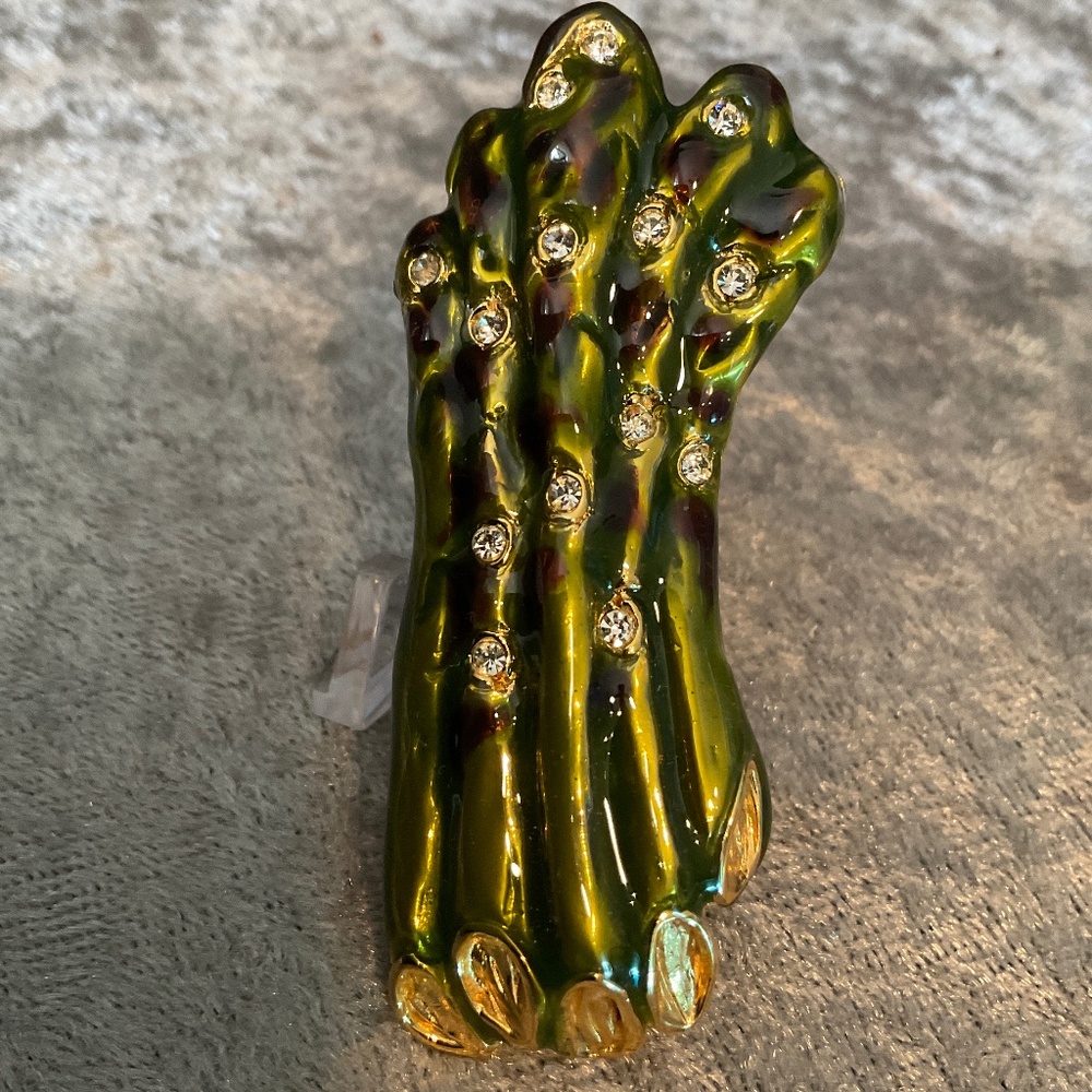 Vintage Saxon Green Asparagus Spears Pin